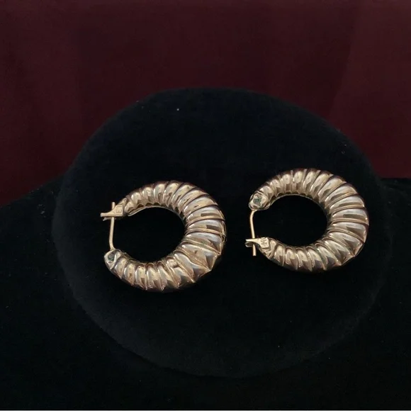 Gold Hoop Ribbed Design Earrings - Picture 3 of 7